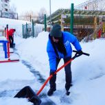 «Единая Россия» и «Молодая Гвардия» помогают жителям регионов справиться с последствиями снегопадов