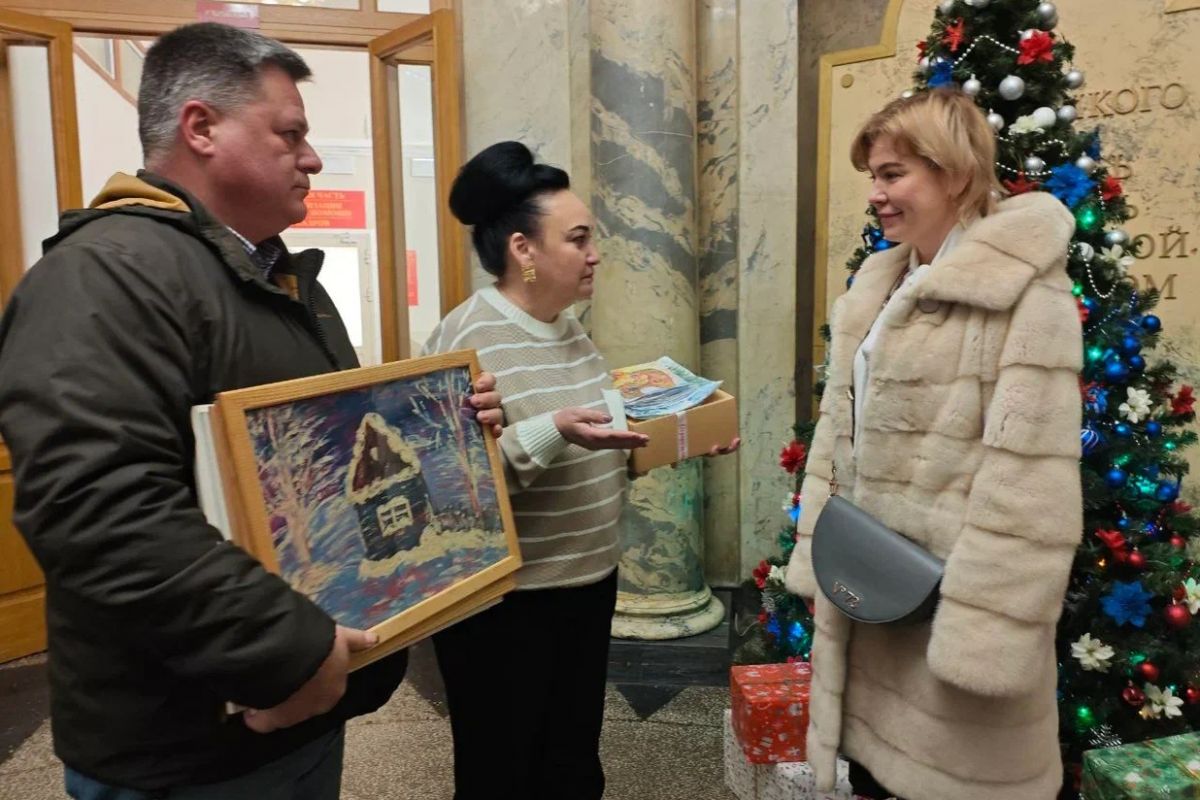 Депутаты и активистки «Женского движения Единой России» доставили гуманитарную помощь в военный госпиталь