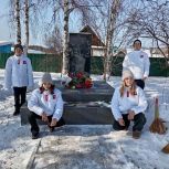Школьники из Муравейки расчистили от снега памятник воинам-односельчанам