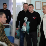 «Единая Россия» поздравила с Новым годом бойцов в госпиталях