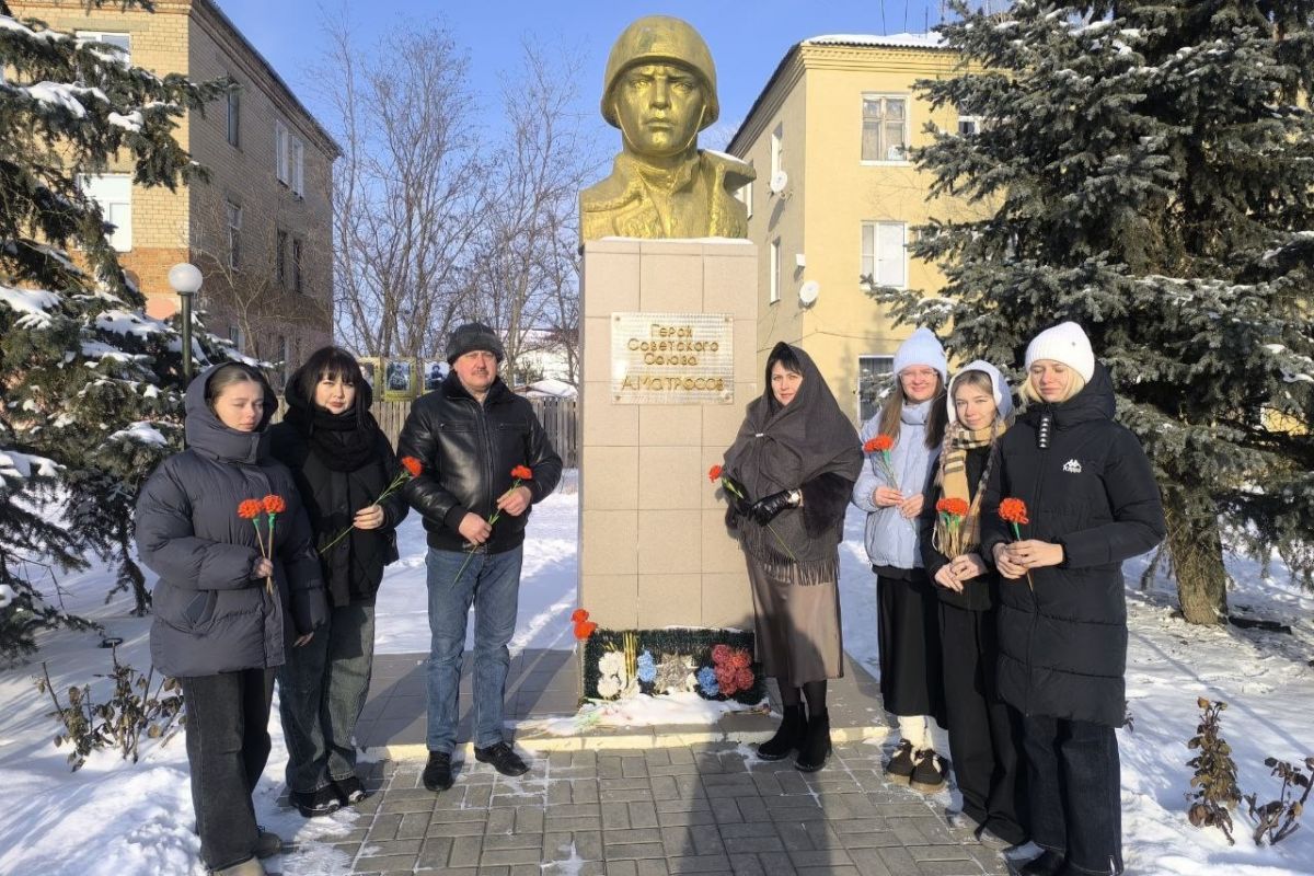 Единороссы Тацинского района провели памятную акцию в честь 83-й годовщины освобождения района от немецко-фашистских захватчиков