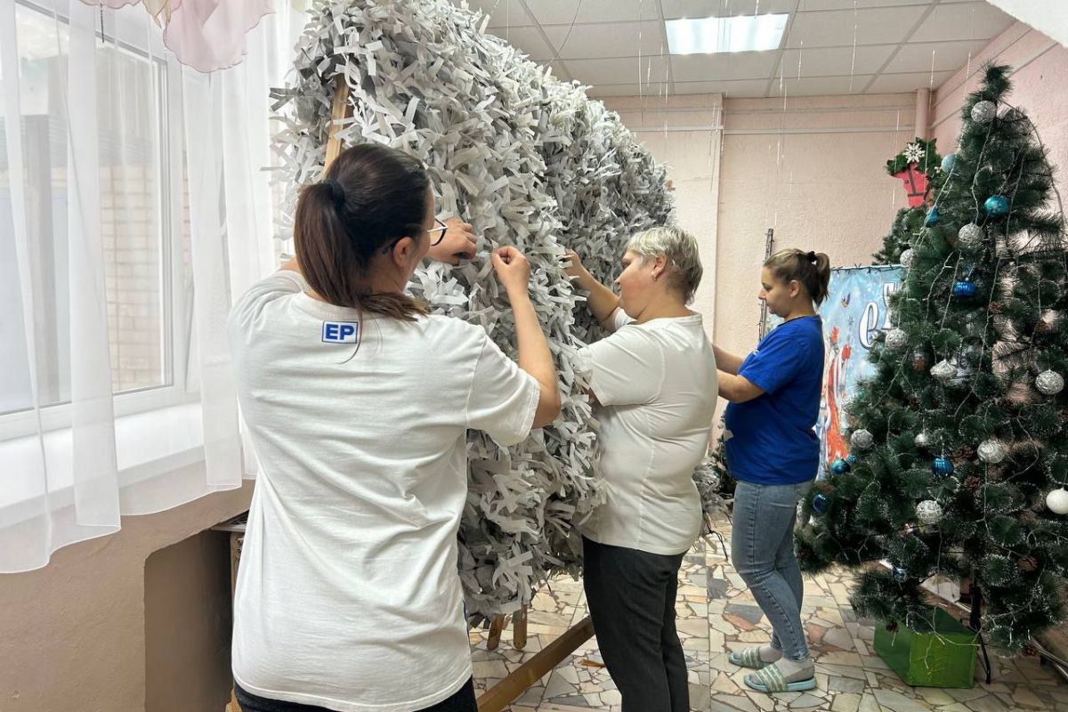Первичные отделения «Единой России» продолжают плести масксети для отправки в зону СВО