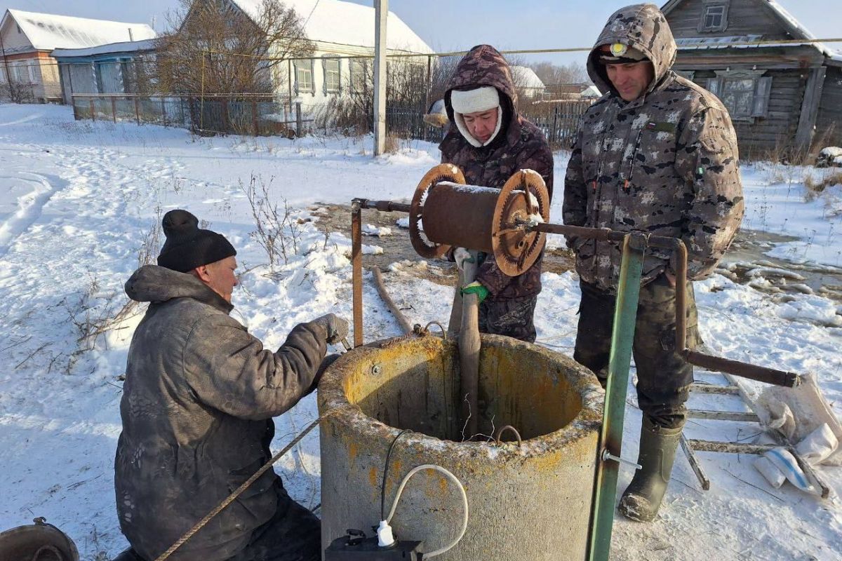Депутаты «Единой России» помогли с очисткой колодца в Комсомольском округе