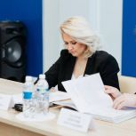 Депутат Госдумы Алла Салаева вручила ключи от квартиры выпускнику ФСО и его матери в Чебоксарах: «Пусть новый дом станет основой для семьи»