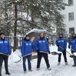 Молодогвардейцы регионального отделения "Единой России" помогают в уборке снега