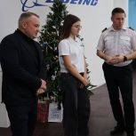 Депутат «Единой России» Магомед Дарсигов исполнил новогоднюю мечту юной жительницы Таганрога о пилотировании авиалайнера