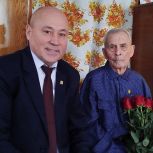 Секретарь Батыревского МО «Единой России» поздравил векового юбиляра, штурмовавшего Берлин