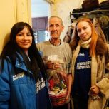 Иркутские активисты «Молодой Гвардии» поздравили блокадника с 91-летием