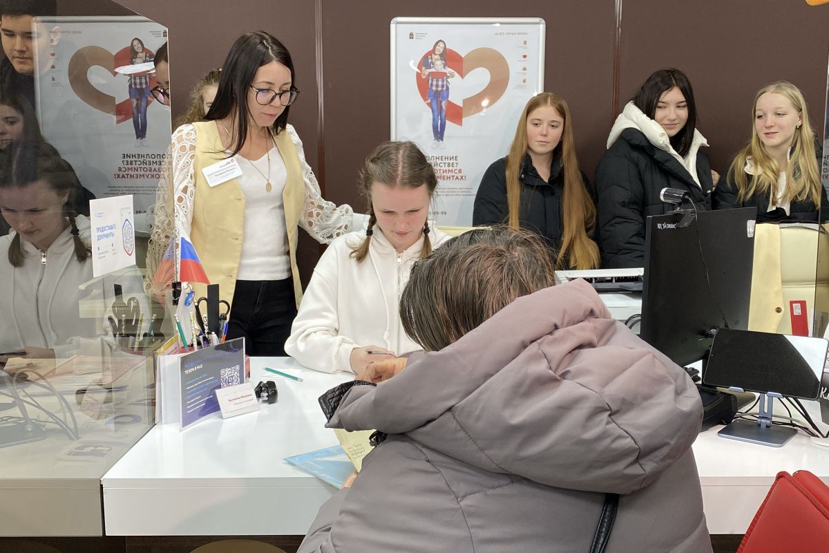 Школьники Херсонской области по проекту «Моя карьера с Единой Россией» познакомились с работой многофункциональных центров