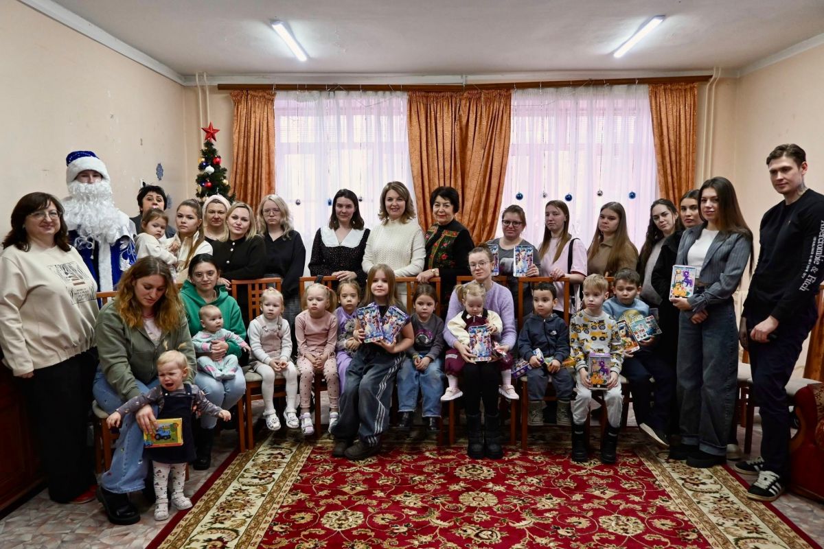 Ольга Хитрова и активистки Женского движения навестили подопечных из «Маленькой мамы»