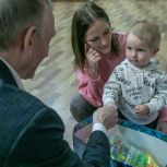 Депутат Госдумы подарил конструктор и пазлы мальчику из реабилитационного центра Великих Лук