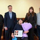 «Единая Россия» передала благодарность матери участника СВО из Катав-Ивановска