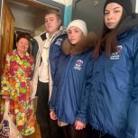 Активисты Единой России помогают жителям Алчевска, оказавшимся в сложной жизненной ситуации
