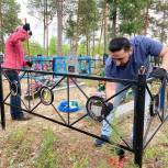 Молодогвардейцы Радужного навели порядок на могилах ветеранов Великой Отечественной войны