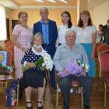 «Бриллиантовую» пару среднеуральцев поздравил актив местного отделения партии