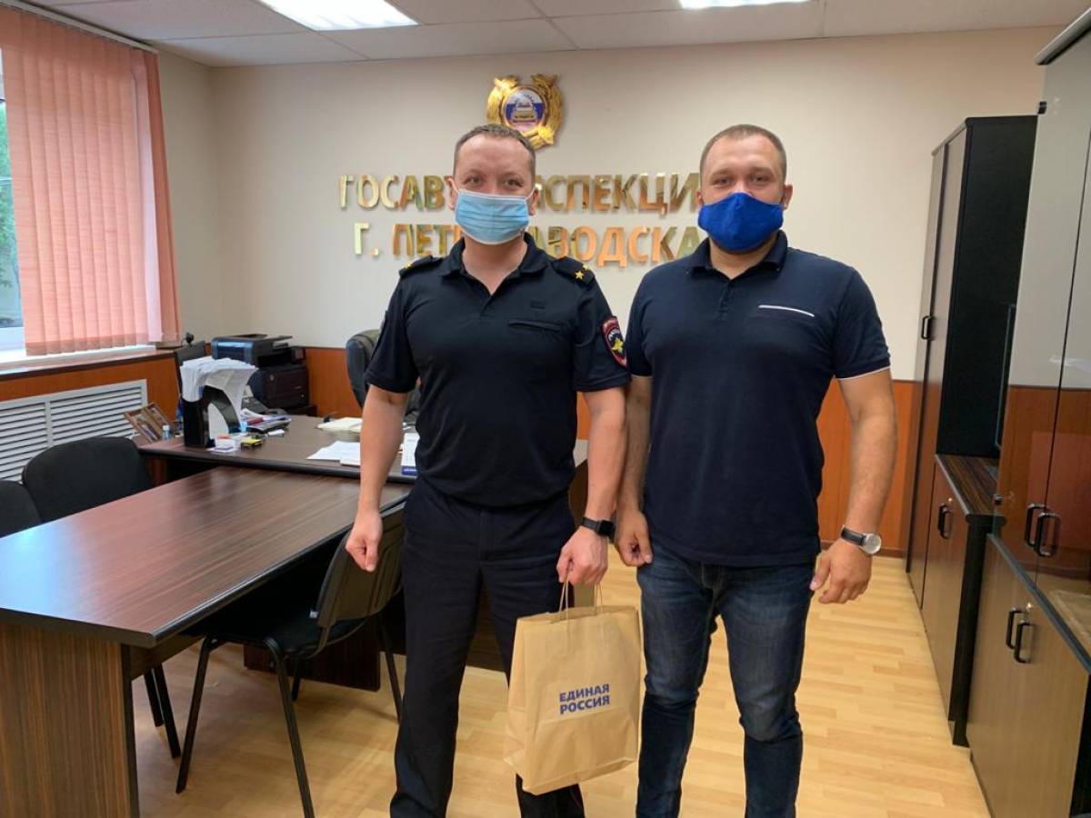 Региональный координатор партпроекта «Безопасные дороги» поздравил сотрудников Госавтоинспекции Петрозаводска с профессиональным праздником