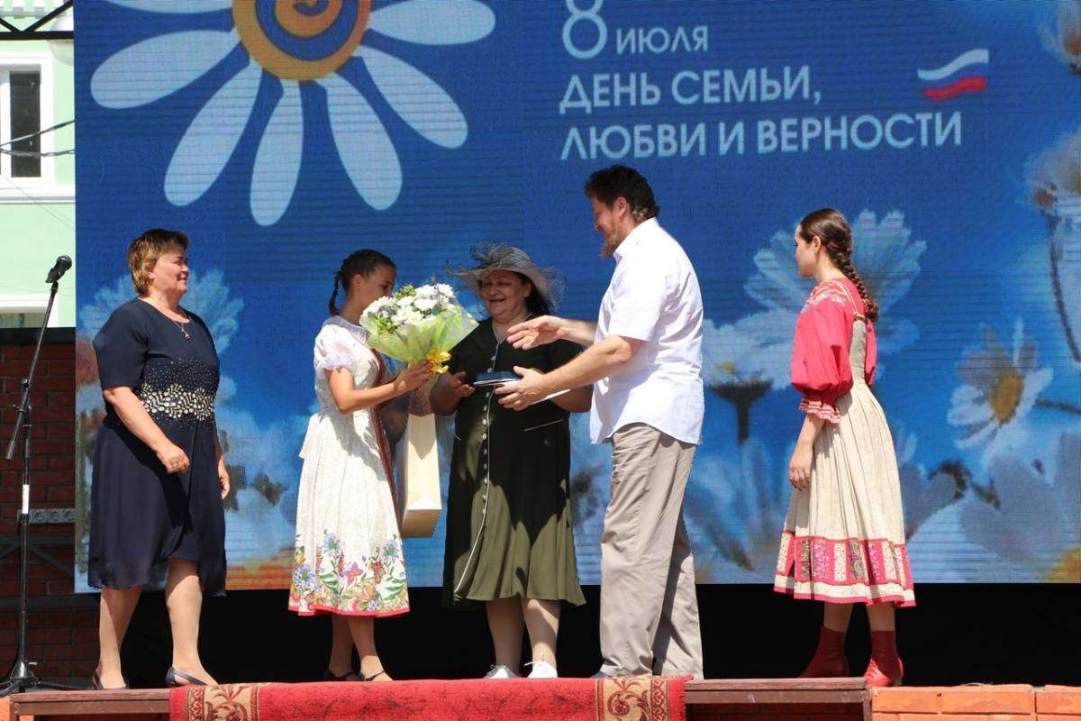При поддержке активистов «Единой России» в регионах отметили День семьи, любви и верности