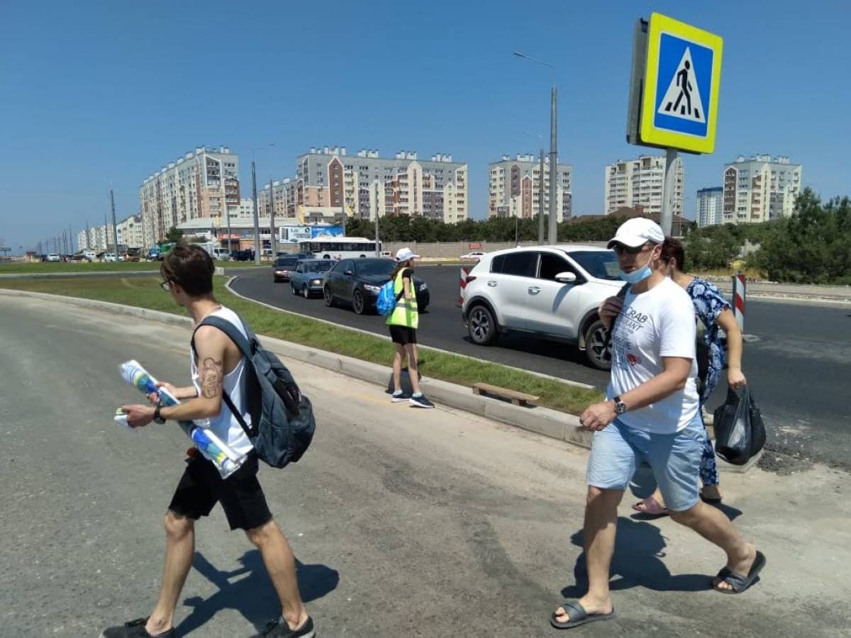 Волонтеры помогают регулировать движение пешеходов во время ремонта на Фиолентовском кольце