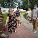 Партийцы возложили цветы в память о земляках, погибших на Курской дуге