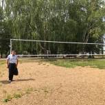 В Нязепетровском районе депутаты «Единой России» установили новую волейбольную сетку в детском парке