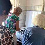Хабаровские волонтеры помогли установить газовую плиту в доме труженицы тыла