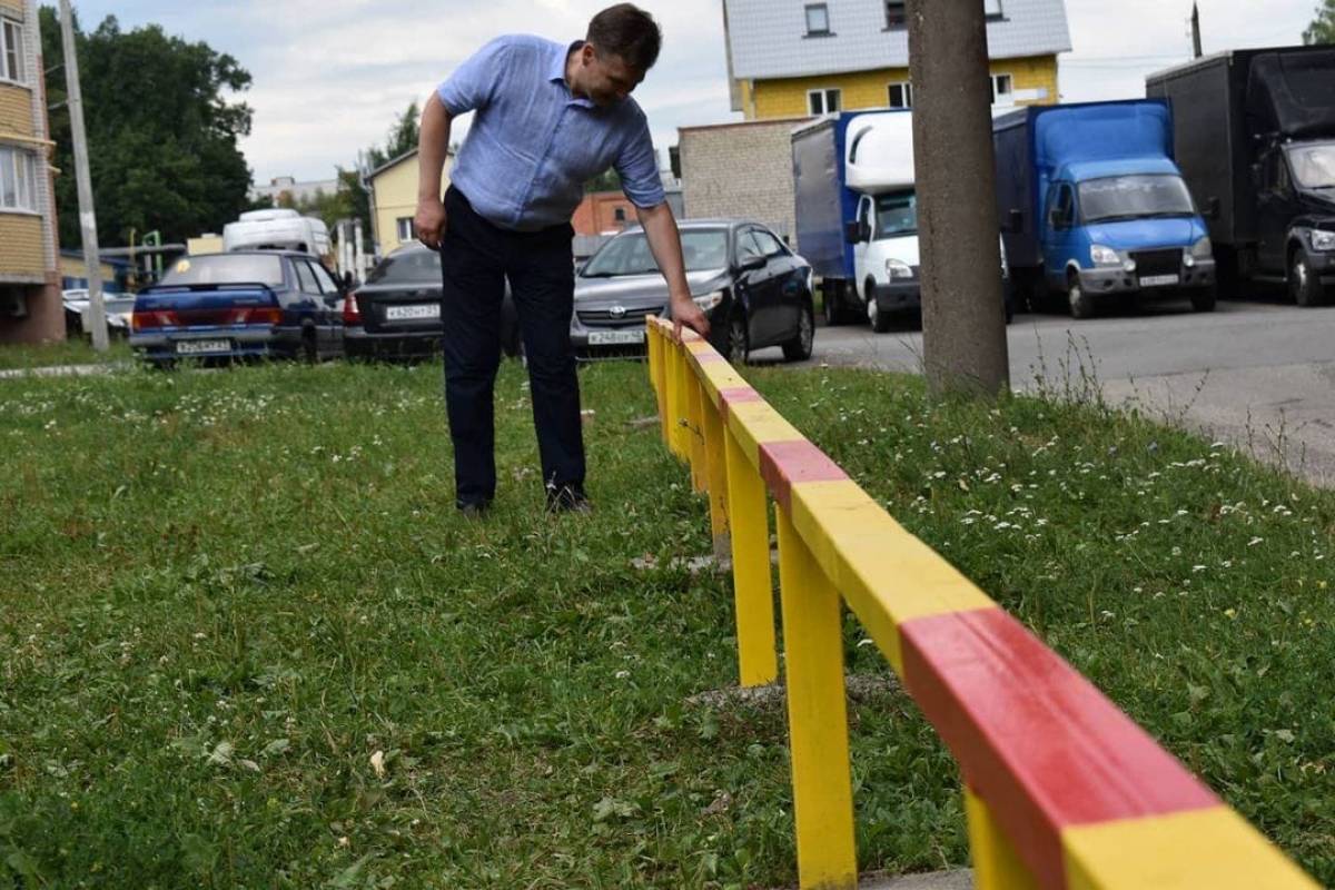 Активист Единого волонтерского штаба Сергей Кольцов помог отгородить детскую  площадку от проезжей части