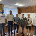 Молодогвардейцы передали школам Ирбита спортивный инвентарь