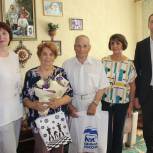 С 60-летним юбилеем совместной жизни супругов Егоровых поздравили единороссы Копейска