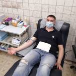 Активисты Южного округа сдали кровь в Центре крови им. О.К. Гаврилова