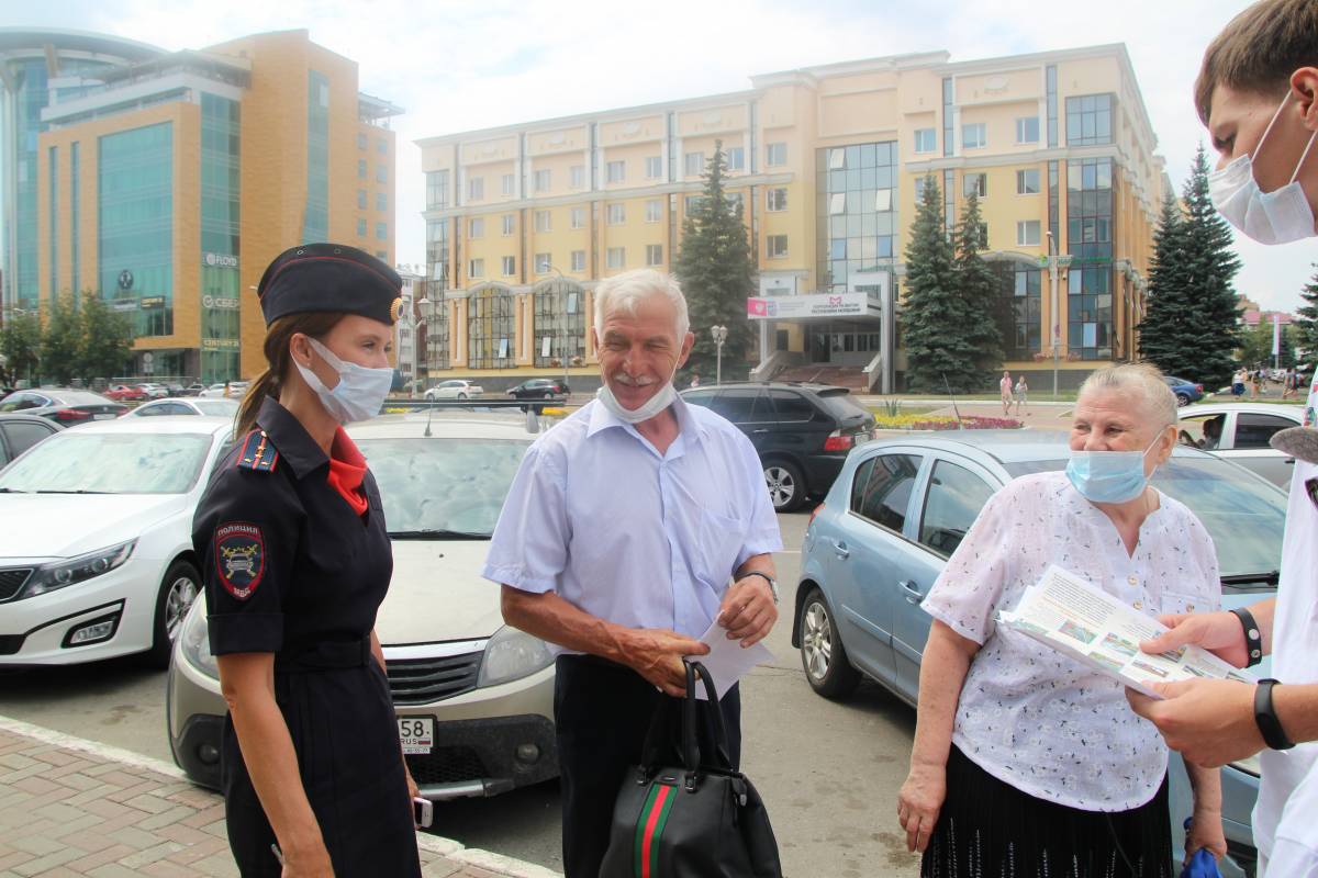 В Саранске пешеходам раздали памятки по основам безопасности на дороге