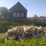 Одинокой жительнице деревни Красинское​ помогли с заготовкой дров