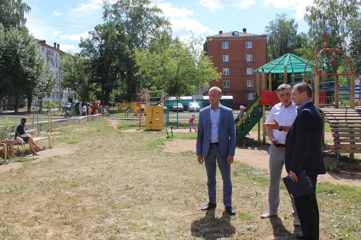 Детские площадки во дворах Ижевска проверяют на безопасность активисты  «Народного контроля»