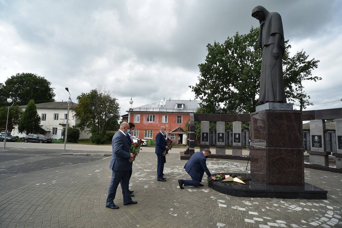 В поселке Шилово благоустраивают мемориальный комплекс