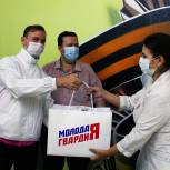 Активисты «Молодой Гвардии» вручили подарки медикам моностационара в Чите