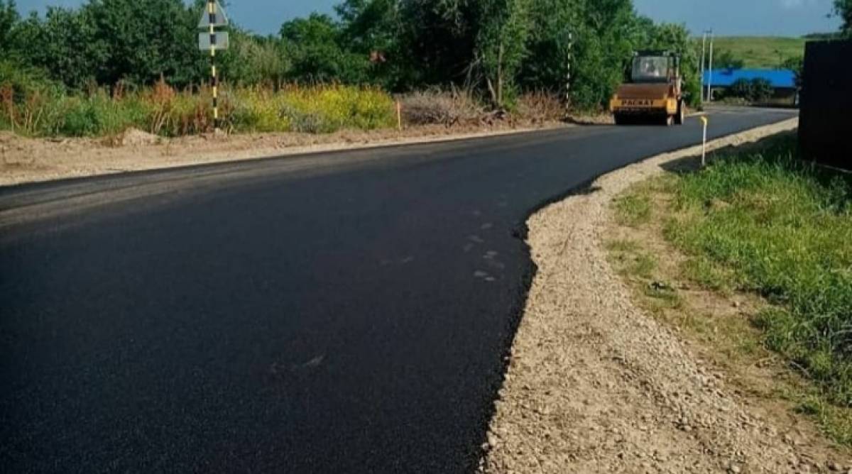 В селе Старомарьевка продолжается ремонт дороги по улице Красной