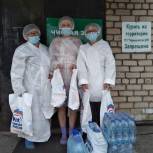 Партийцы доставили чайные наборы и питьевую воду медикам Чернышевской ЦРБ