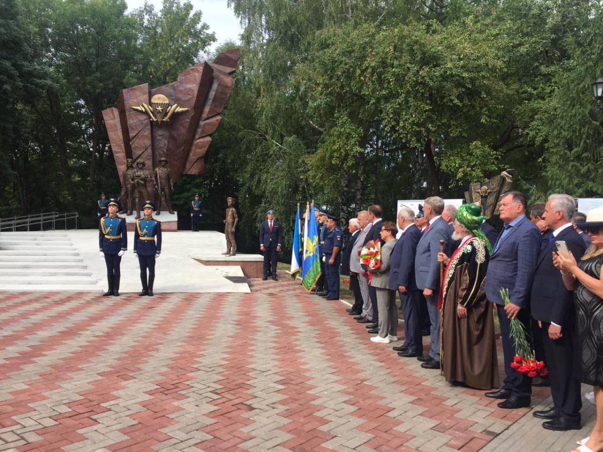 В Уфе открыли памятник «Союз поколений десантников»