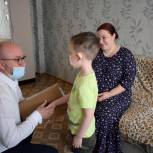 Сенатор Олег Цепкин подарил ноутбук ребёнку из Златоуста для домашнего обучения