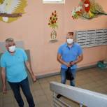 Единороссы Балашихи проконтролировали замену окон в подъезде многоквартирного дома