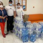 Питьевую воду и средства гигиены доставили активисты Единого волонтерского штаба медикам в Тулуне