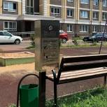 Королёвские единороссы проверили установку диспенсеров, предназначенных для использования при выгуле собак