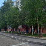 На средства из депутатского фонда Александра Сальникова ведутся работы по благоустройству дворовой территории в Сургуте