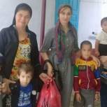 В День семьи, любви и верности активисты «Единой России» в Сулейман-Стальском районе посетили многодетные семьи