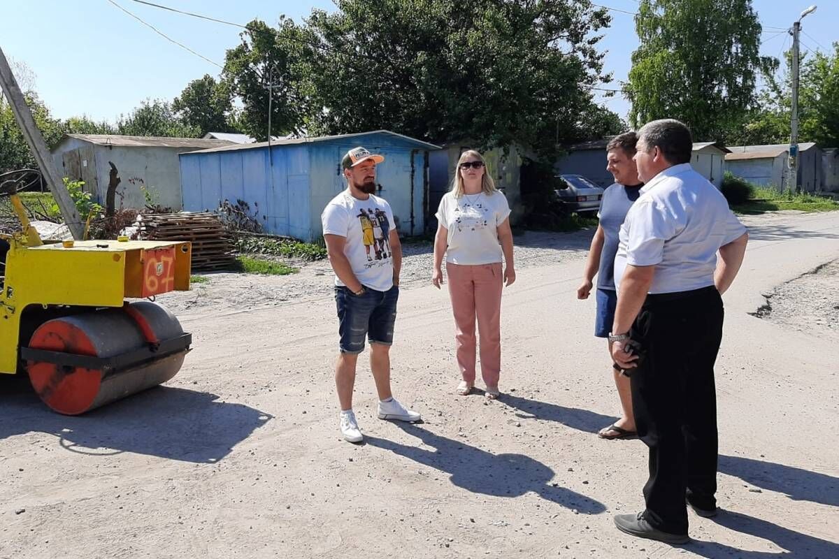 Алексеевские партийцы проверили работы по благоустройству дворовой  территории