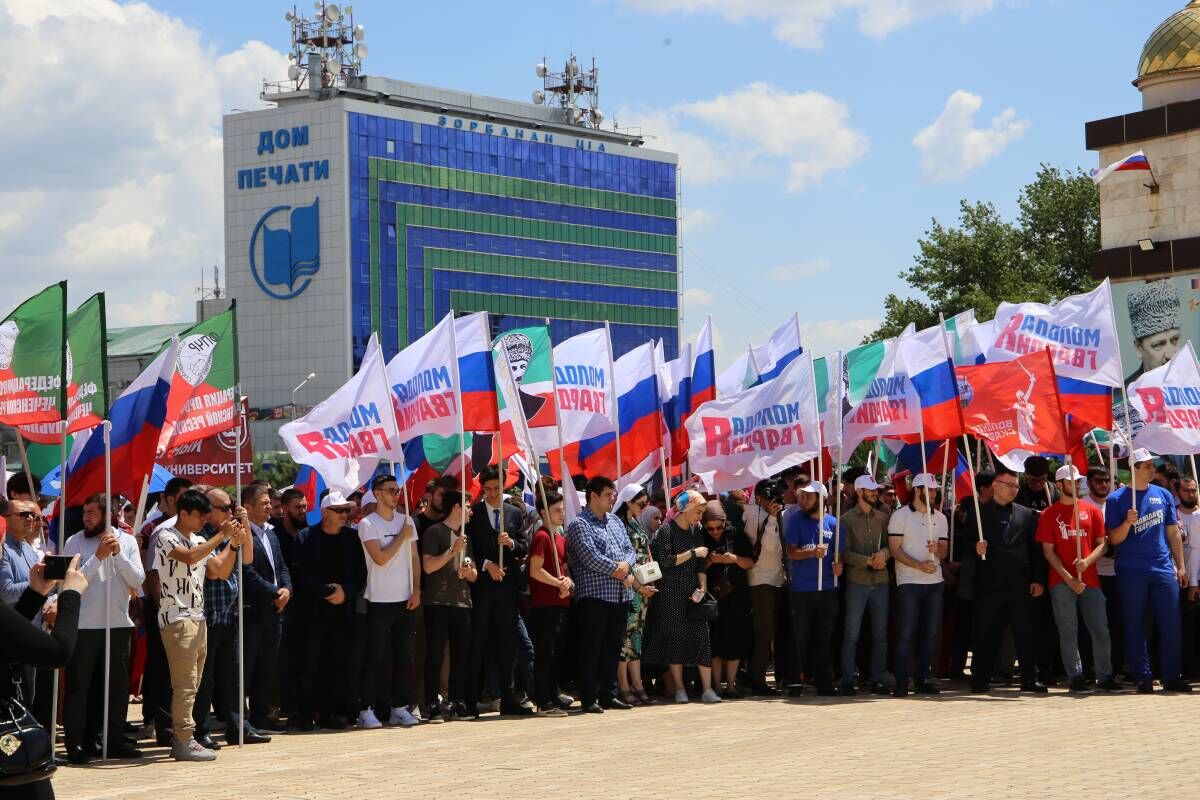 В Грозном прошел митинг в поддержку российских военнослужащих