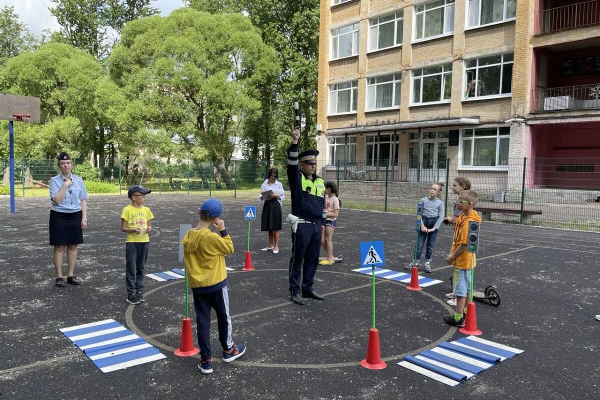 В Калининском районе юным петербуржцам рассказали о безопасном поведении на дорогах