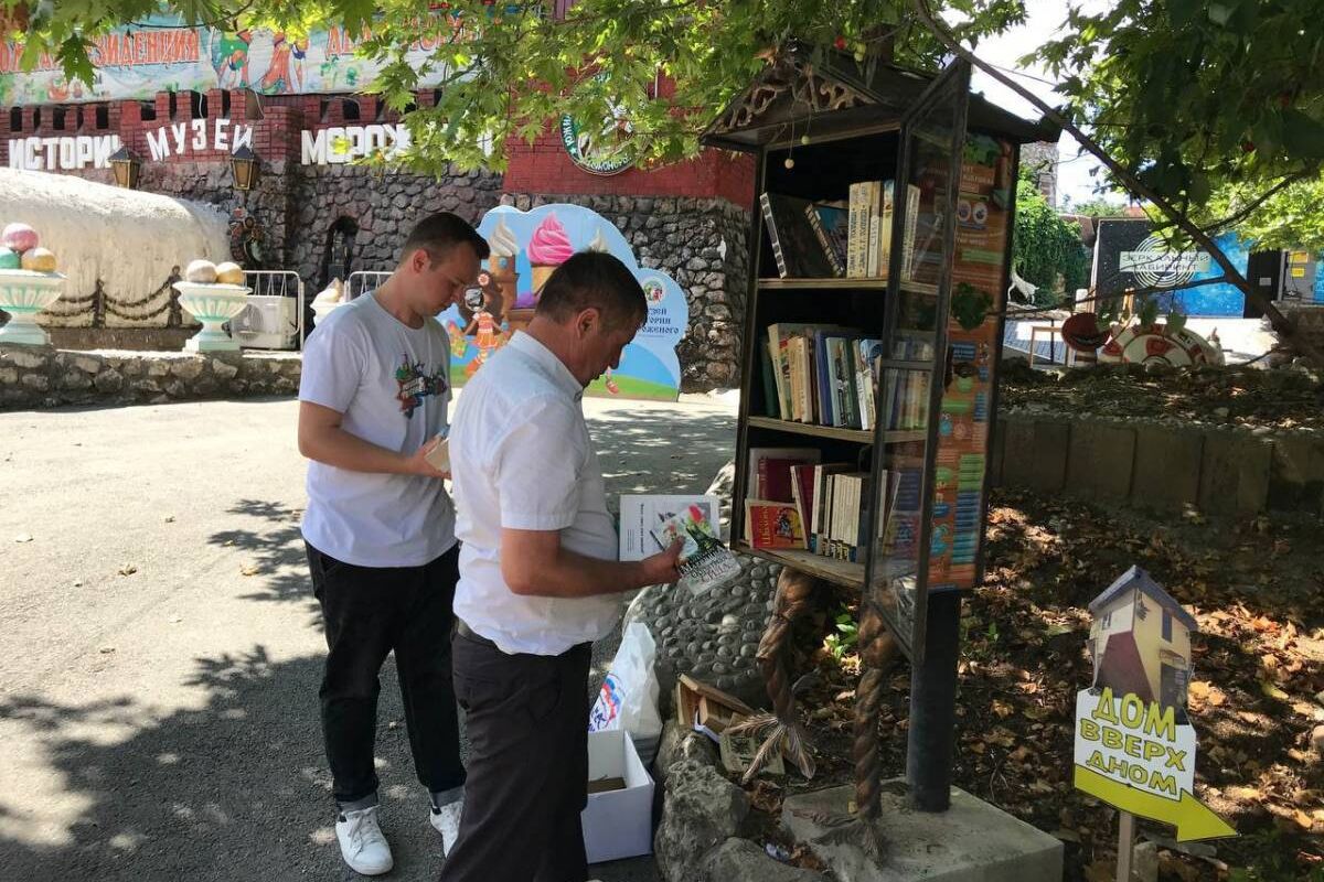 Партийцы привезли в детский парк «Лукоморье» книги для участия в  буккроссинге