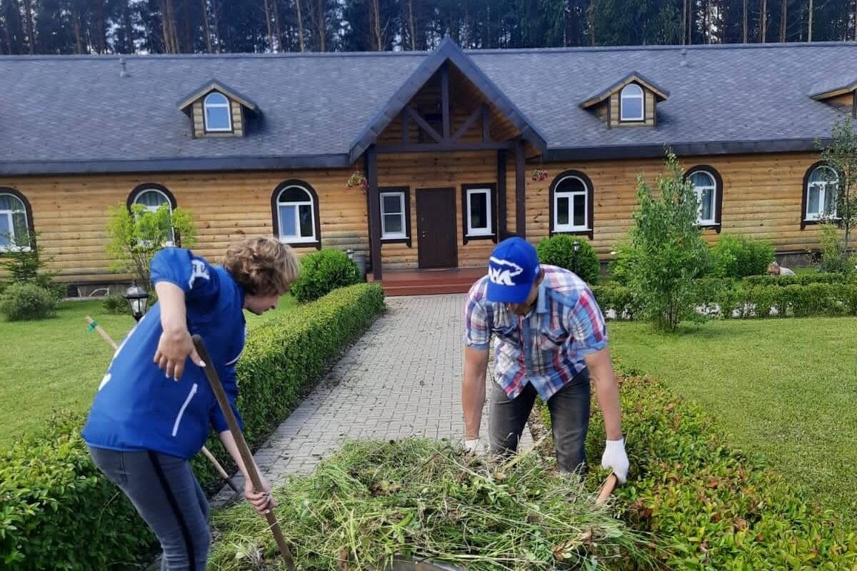 Активисты «Единой России» из Сычевки организовали эко-субботник ко Дню  Крещения Руси. Дайджест хороших новостей