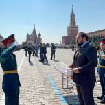 Султан Хамзаев вручил дипломы выпускникам МВОКУ на Красной площади
