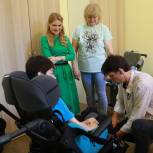 «Единая Россия» передала специализированную коляску ребёнку-инвалиду, эвакуированному из Мариуполя